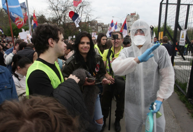 Studenti protestuju ispred sjedišta "Informera": "Dezinformer"