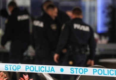 Policija privela suprugu: Muškarac izboden u stanu