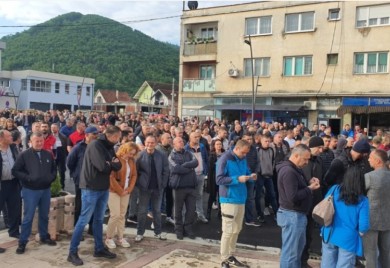 Uzavrela atmosfera na Kosmetu: Policija u Zvečanu bacila suzavac, KFOR raspoređuje snage