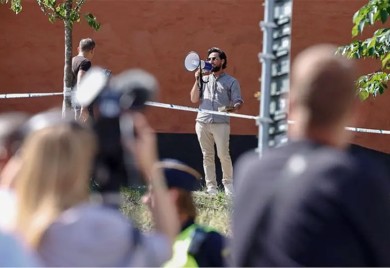 Jedan od dvojice organizatora okupljanja, čije je održavanje dozvolila švedska policija, pocjepao je danas i zapalio kopiju Kurana ispred centralne džamije u Stokholmu.