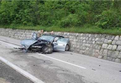 Teška saobraćajna nesreća: Sudarila se dva vozila, pet osoba povrijeđeno