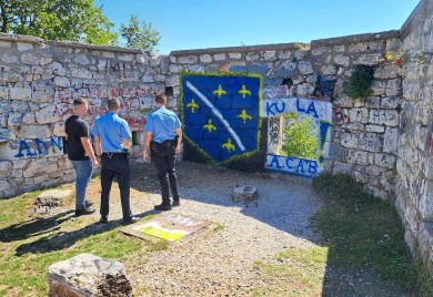 PU Zvornik: Identifikovani osumnjičeni za uvredljive grafite na tvrđavi