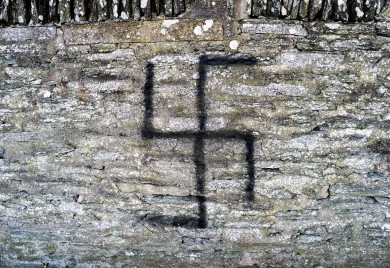 Svastika na spomeniku Holokaustu