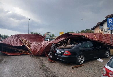 Olujno nevrijeme paralisalo dijelove Srpske: kvarovi na dalekovodima, šteta na objektima i usjevima