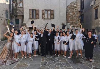 Zlatna i srebrna medalja horu "Srbadija"