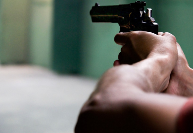 PRIJEDOR: Pištoljem prijetio sinu žene sa kojom je htio da živi