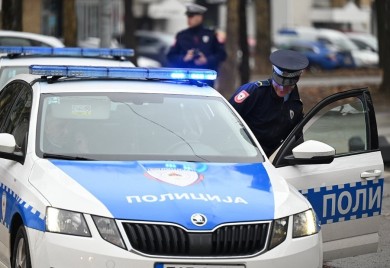 Teška nezgoda kod Banjaluke: Auto završio na krovu
