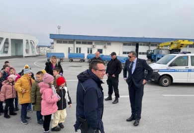 Dodik ugostio grupu mališana na sarajevskom aerodromu
