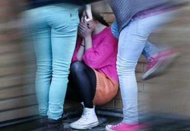 Djevojčicu prebili vršnjaci: Gađali je ciglom i šutirali jer nije htjela da komšijama zvoni na vrata