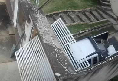 Ostavio automobil na nizbrdici: Zaboravio ručnu i napravio haos (VIDEO)