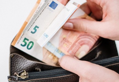 Policiji prijavio da mu je žena ukrala 36.000 evra, ona ga optužila za zlostavljanje