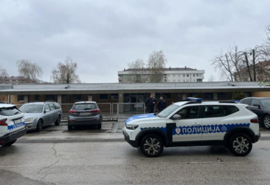 Dojave o bombama uznemirile Banjaluku: djeca hitno evakuisana iz više škola