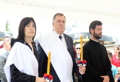 Vladika Jefrem osveštao temelje hrama, Dodik jedan od kumova