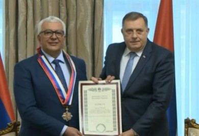 Dodik odlikovao Andriju Mandića
