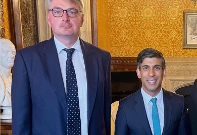 Razgovori pali u drugi plan: Fotografija britanskog premijera postala hit