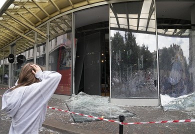 Neredi i pljačke širom Francuske: Stotine uhapšenih, policajac se izvinio za ubistvo tinejdžera