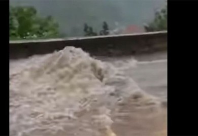 U Rijeci nevrijeme izazvalo poplave, grom udario u kuću i izbio požar na krovu