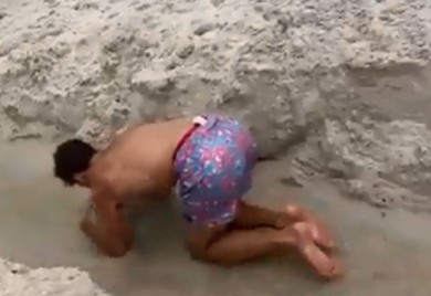 Ručno kopani kanal na plaži izazvao haos, reagovala i policija (VIDEO)