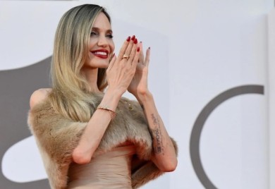 Anđelina Džoli u suzama nakon premijere filma "Maria": Bila je pojam elegancije u dugoj haljini