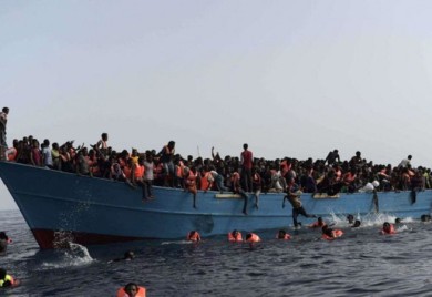 SICILIJA: Oko 700 migranata stiglo na plutajućem brodu