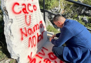 Nešić obišao oskrnavljeni spomenik na Kazanima: Prijetnja preostalim Srbima u Sarajevu