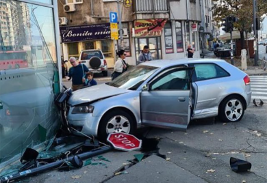 Audijem udario u zgradu, uletio u izlog