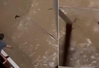 Zastrašujuće! Bujica nosi ženu, ona vrišti i zove u pomoć, a ljudi s balkona mogu samo da gledaju VIDEO