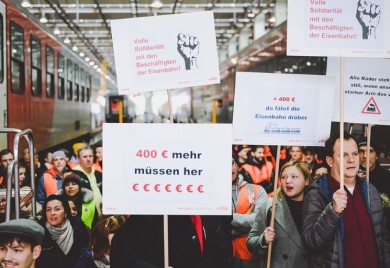 Austrija u štrajku: Političarima rastu plate, a narod grca