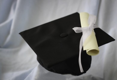 Banjalučanin diplomirao na pragu šeste decenije: "Sa sinom sam išao na predavanja"