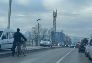 Banjalučka auto formula za gužvu: Kad ne može po putu, može po trotoaru (VIDEO)