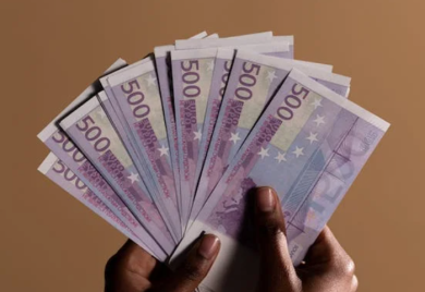 Najveća plata u javnom sektoru skoro 18.000 evra