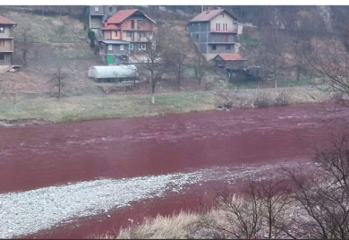 Teče crvena Bosna, građani zabrinuti (VIDEO)
