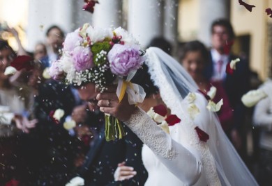 Djevojčica izvukla najdeblji kraj: Udavače se polomile da uhvate buket VIDEO