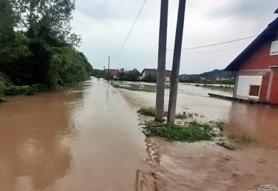 Na terenu vatrogasci: Voda zaplavila kuće u selu kod Ugljevika