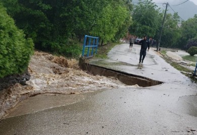 Obilne padavine poplavile 40 kuća kod Teslića, nivo vode u objektima metar (VIDEO)