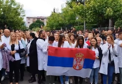 KOSOVO I METOHIJA: Bodljikave žice, nova hapšenja, Srbi pjevaju “Izađi mala”… FOTO/VIDEO
