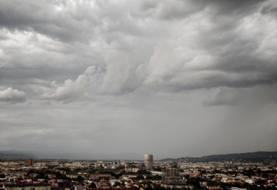 Nevrijeme pogodilo Hrvatsku: Zagreb pod obilnim padavinama, grad u Međimurju i Zagorju