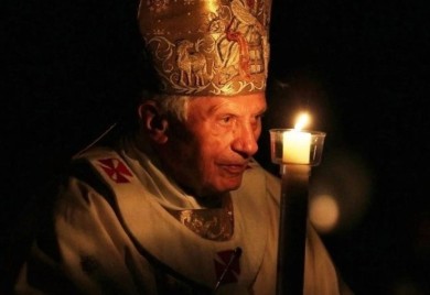 Papa Benedikt u teškom stanju: Stotine ljudi se moli za njegovo ozdravljenje