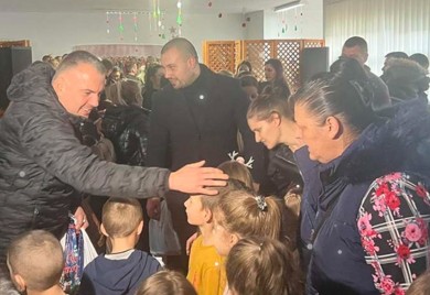Siniša Vidović danas na Kosovu obradovao najmlađe