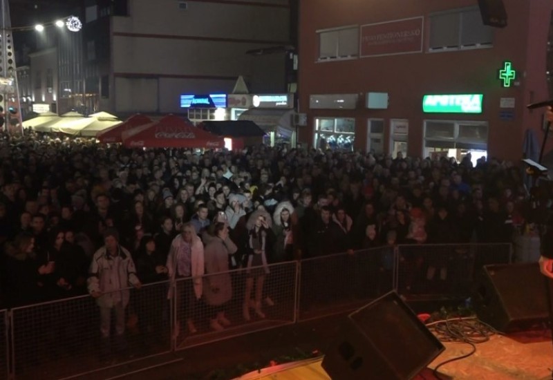 Prijedorčani Novu godinu dočekali na trgu uz Baneta Mojićevića i vatromet