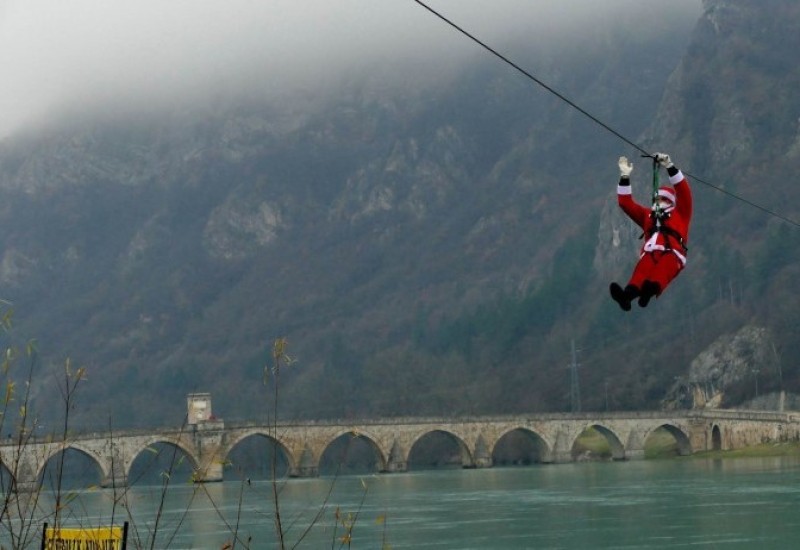 Deda Mraz stigao zip-lajnom i obradovao brojne mališane