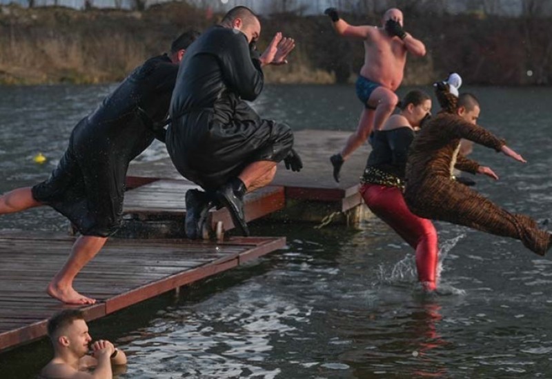 Tradicionalno novogodišnje kupanje u jezeru u Poljskoj