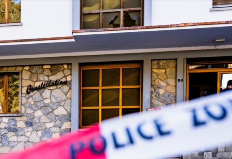 Uznemirujući snimak: Ljudi u panici pokušavaju iskočiti, dok objekat guta vatra