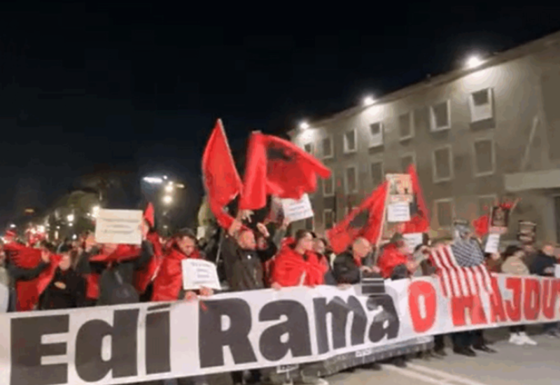 Protesti u Tirani, na transparentima slogan “Edi Rama lopove, gdje su milijarde”