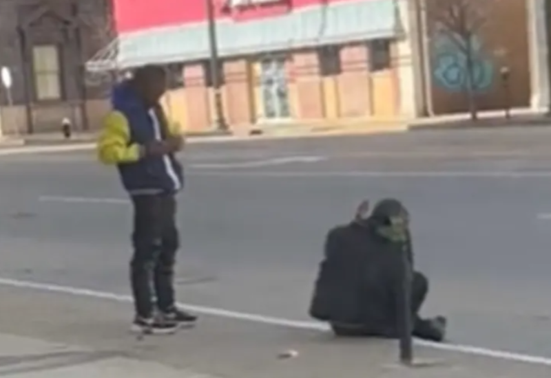 Jeziv snimak: Prišao čovjeku, napunio pištolj i pucao u njega