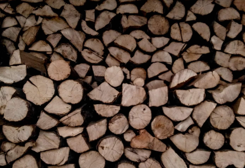 Optužena da je sestrića ubila letvom, poznanika pokušala ubiti cjepanicom