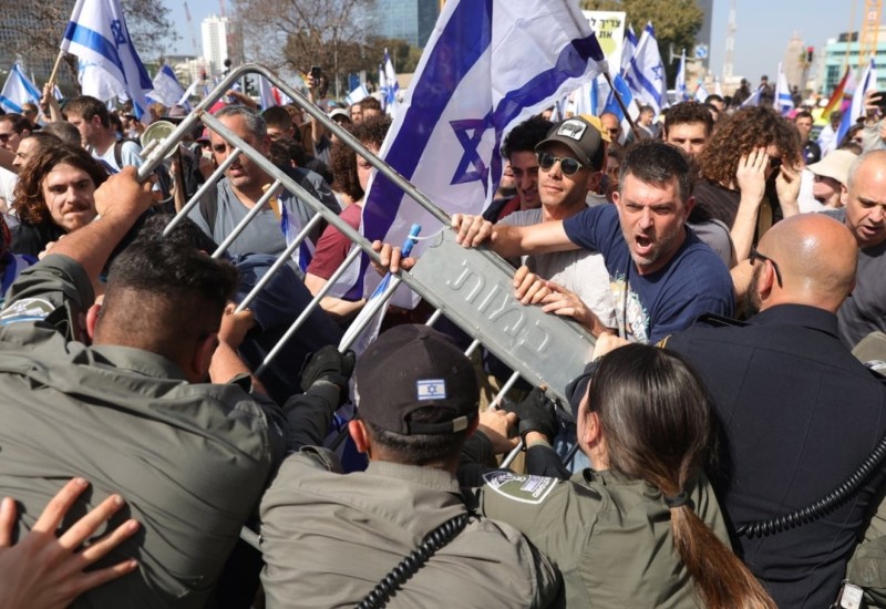 Haos na demonstracijama u Izraelu: Građani blokirali Tel Aviv, policija koristila šok granate