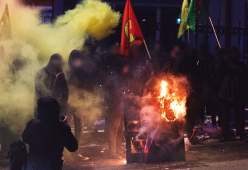 Demonstranti zapalili Erdoanovu sliku (VIDEO)