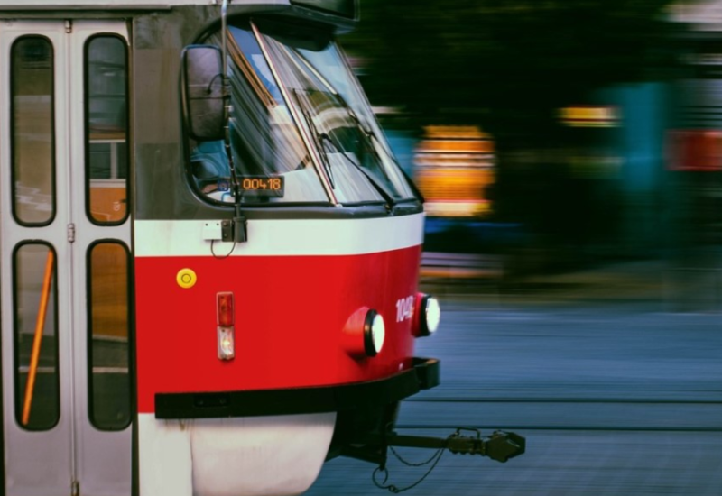 Bilo u pratnji žene: Trogodišnje dijete ispalo iz tramvaja
