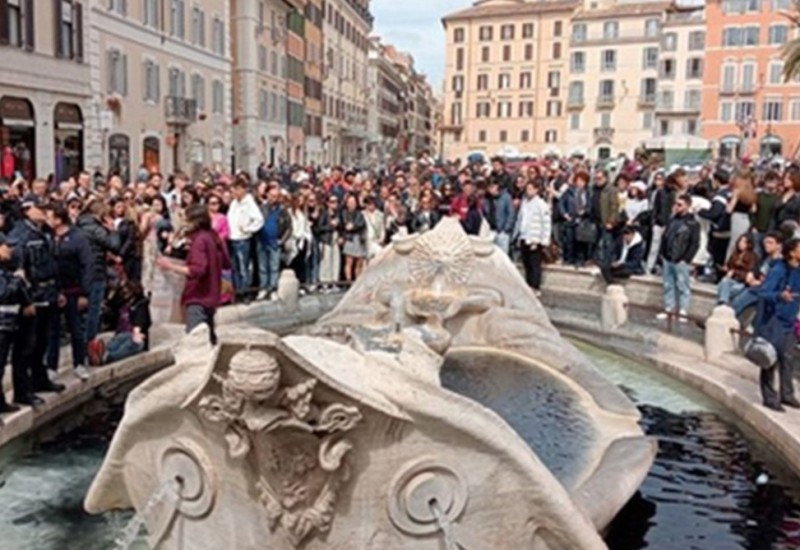 Aktivisti zacrnili vodu u fontani u Rimu